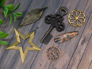 MIXED PENDANT AND STAMPING LOT