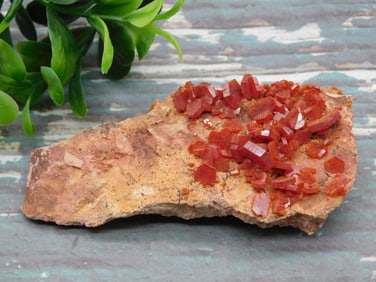 VANADINITE ROCK STONE LAPIDARY SPECIMEN