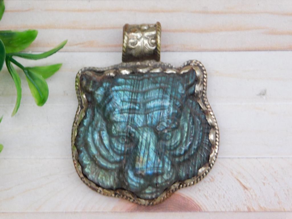 CARVED LABRADORITE TIGER PENDANT WITH INTRICATE TOOLING ROCK STONE LAPIDARY SPECIMEN: CARVED LABRADORITE TIGER PENDANT WITH INTRICATE TOOLING ROCK STONE LAPIDARY SPECIMEN