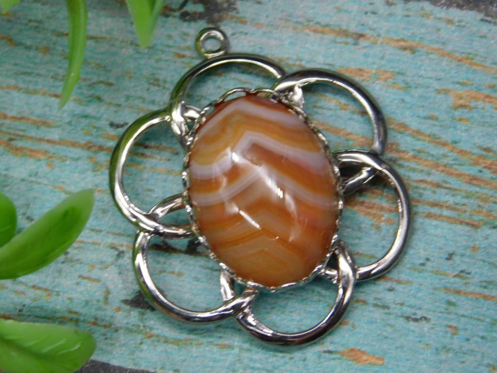 Antique Agate Pendant in Metal Setting: Antique Agate Pendant in Metal Setting