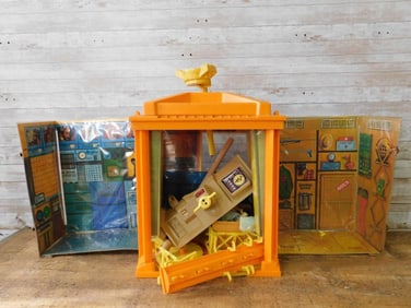 E FIELD STATION JORetro Plastic Playset with Folding Panels and Accessories