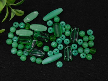 CHRYSOPRASE BEADS ROCK STONE LAPIDARY SPECIMEN