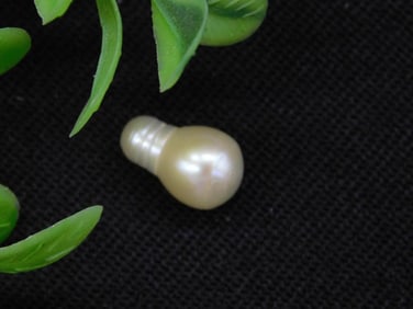 PEARLESCENT ROCK STONE LAPIDARY SPECIMEN