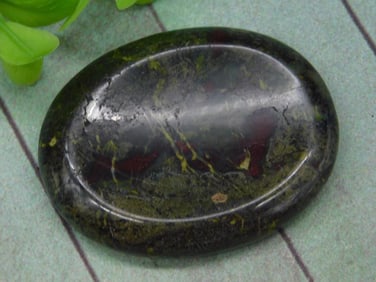 DRAGONS BLOODSTONE WORRY STONE ROCK STONE LAPIDARY SPECIMEN