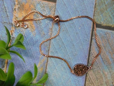 Adjustable Bracelet With Teardrop Pendant and Glittering Inlay