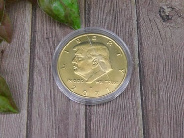 2021 Donald Trump Commemorative Coin in Case
