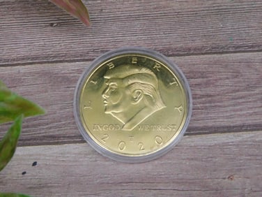 Donald Trump 2020 Commemorative Gold-Tone Coin
