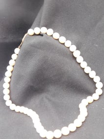 Single-Strand White Pearl Necklace With Gold Clasp