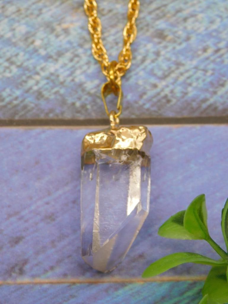 QUARTZ PENDANT ROCK STONE LAPIDARY SPECIMEN: QUARTZ PENDANT ROCK STONE LAPIDARY SPECIMEN