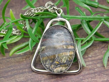 TIGER IRON PENDANT NECKLACE ROCK STONE LAPIDARY SPECIMEN