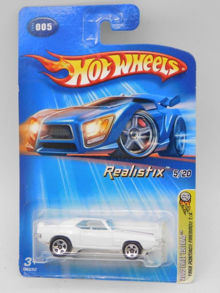 Hot Wheels Realistix 5/20 White Die-Cast Car (1 of 2)