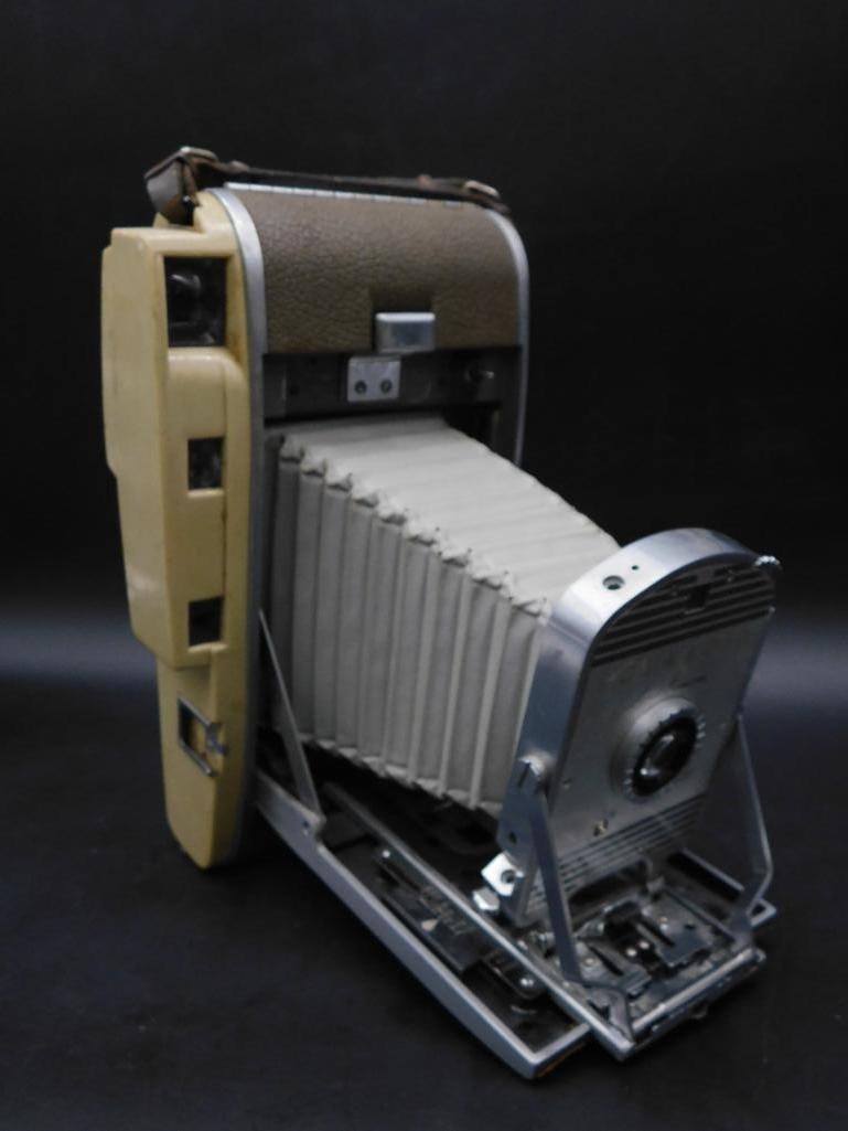 Polaroid Model 800 Land Camera with Original Features (1 of 8)