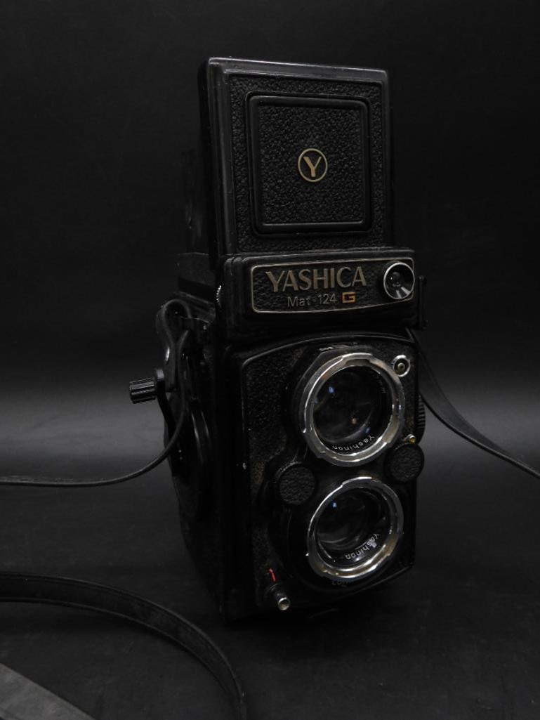 Yashica Mat-124 G Twin Lens Reflex Camera (1 of 7)