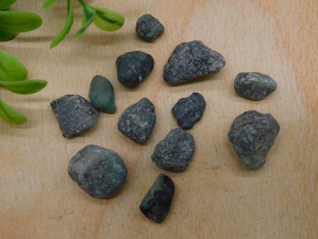 RAW EMERALD ROCK STONE LAPIDARY SPECIMEN: RAW EMERALD ROCK STONE LAPIDARY SPECIMEN