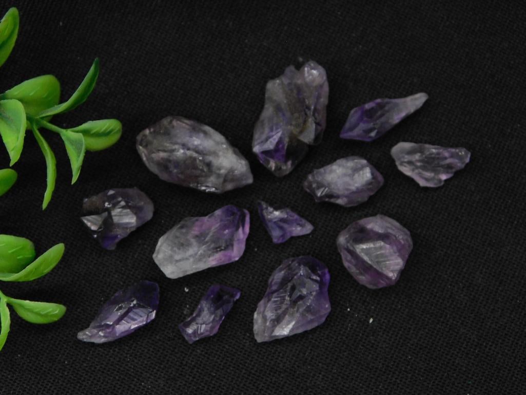 Amethyst Rock Stone Lapidary Specimen: - Collection of small, natural amethyst crystals. | - Total weight: 25 grams, noted on the included card. | - Each crystal showcases unique shapes and deep purple hues. | - Condition appears natural w