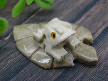 STONE FROG ON LILY PAD ROCK STONE LAPIDARY SPECIMEN