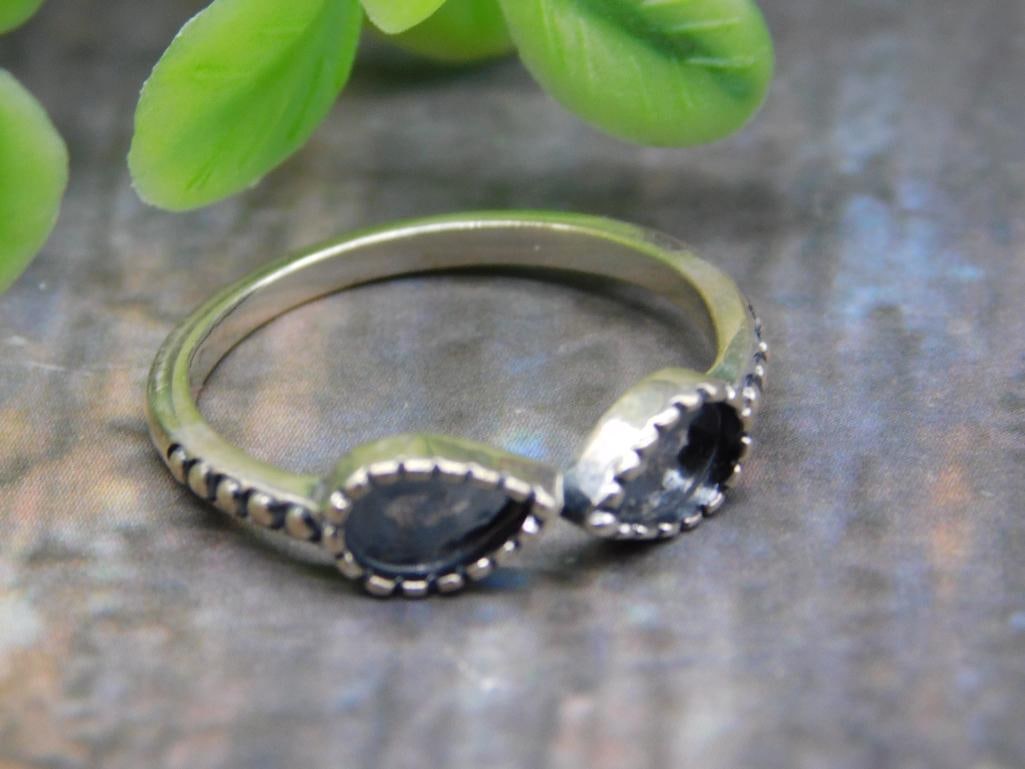 STERLING SILVER RING: STERLING SILVER RING