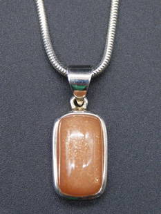 MOONSTONE PENDANT ON STERLING SILVER SNAKE CHAIN NECKLACE VINTAGE ANTIQUE: MOONSTONE PENDANT ON STERLING SILVER SNAKE CHAIN NECKLACE VINTAGE ANTIQUE