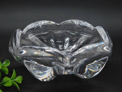 Clear Pressed Glass Bowl with Scalloped Design: Clear Pressed Glass Bowl with Scalloped Design