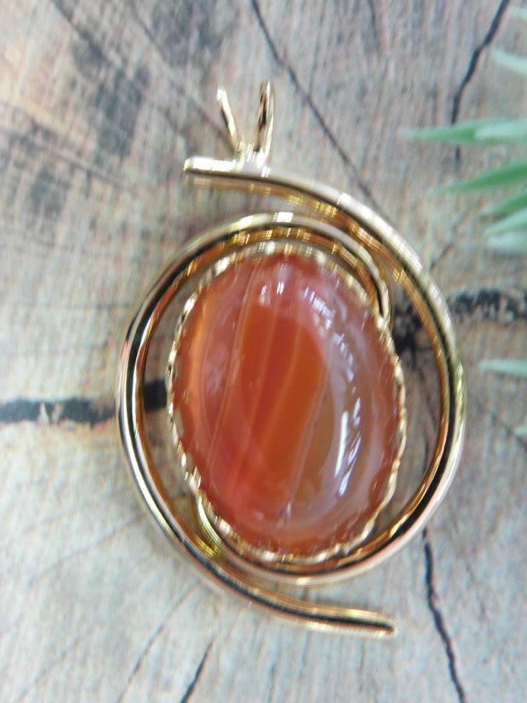BANDED CARNELIAN PENDANT ROCK STONE LAPIDARY SPECIMEN: BANDED CARNELIAN PENDANT ROCK STONE LAPIDARY SPECIMEN
