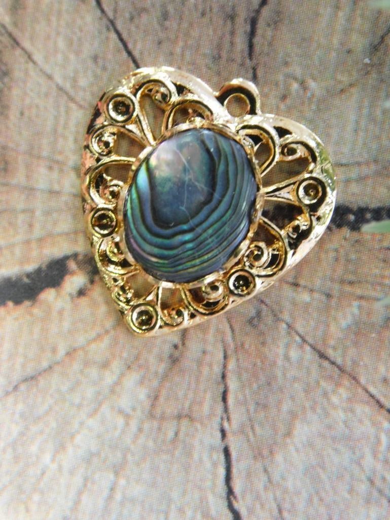 ABALONE HEART PENDANT ROCK STONE LAPIDARY SPECIMEN: ABALONE HEART PENDANT ROCK STONE LAPIDARY SPECIMEN