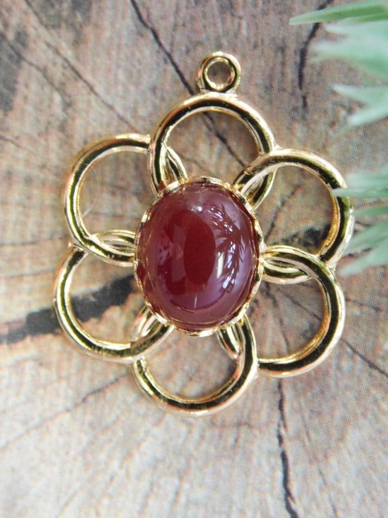 RED JASPER FLOWER PENDANT ROCK STONE LAPIDARY SPECIMEN: RED JASPER FLOWER PENDANT ROCK STONE LAPIDARY SPECIMEN