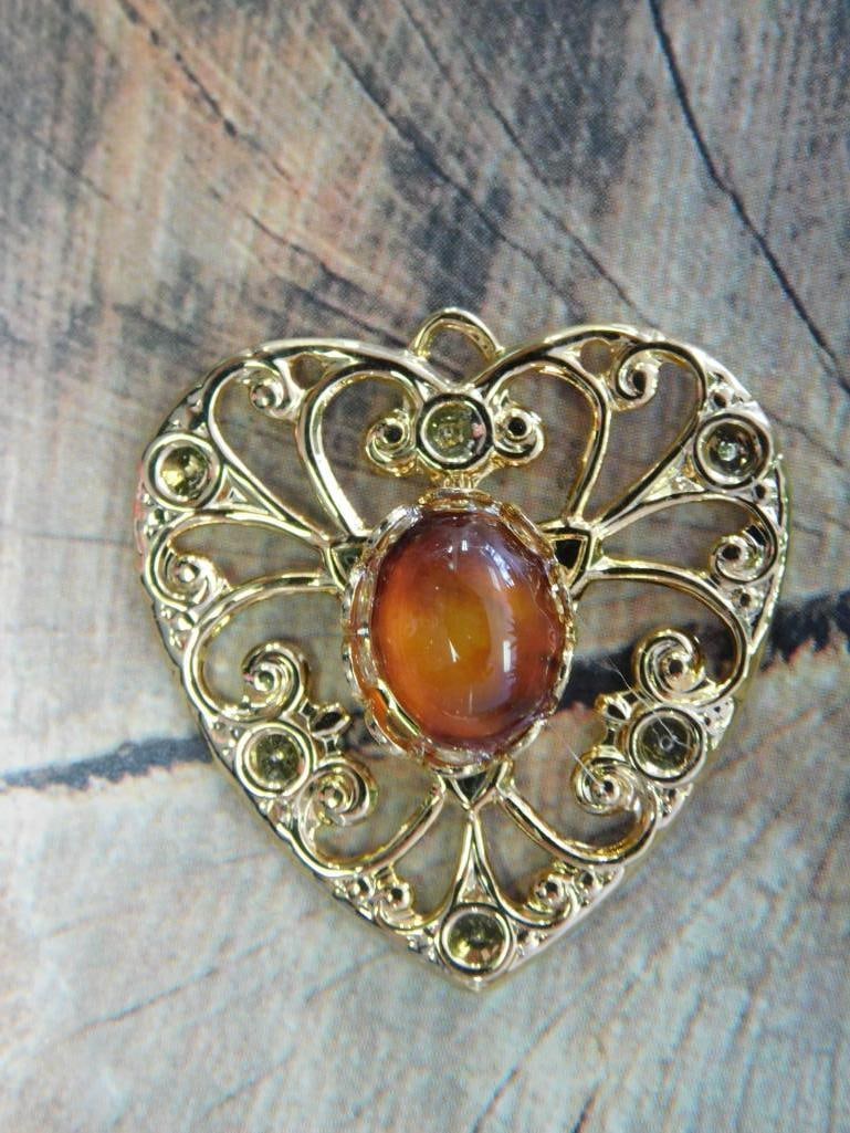 CARNELIAN HEART PENDANT ROCK STONE LAPIDARY SPECIMEN: CARNELIAN HEART PENDANT ROCK STONE LAPIDARY SPECIMEN