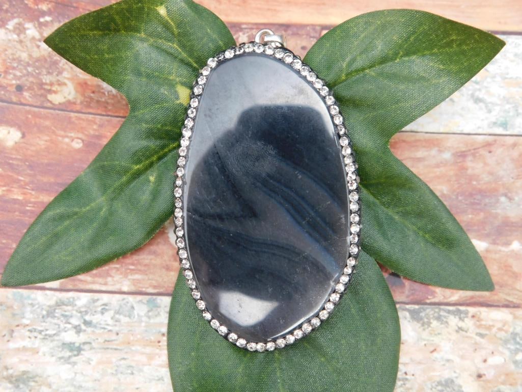 BANDED AGATE PENDANT ROCK STONE LAPIDARY SPECIMEN: BANDED AGATE PENDANT ROCK STONE LAPIDARY SPECIMEN