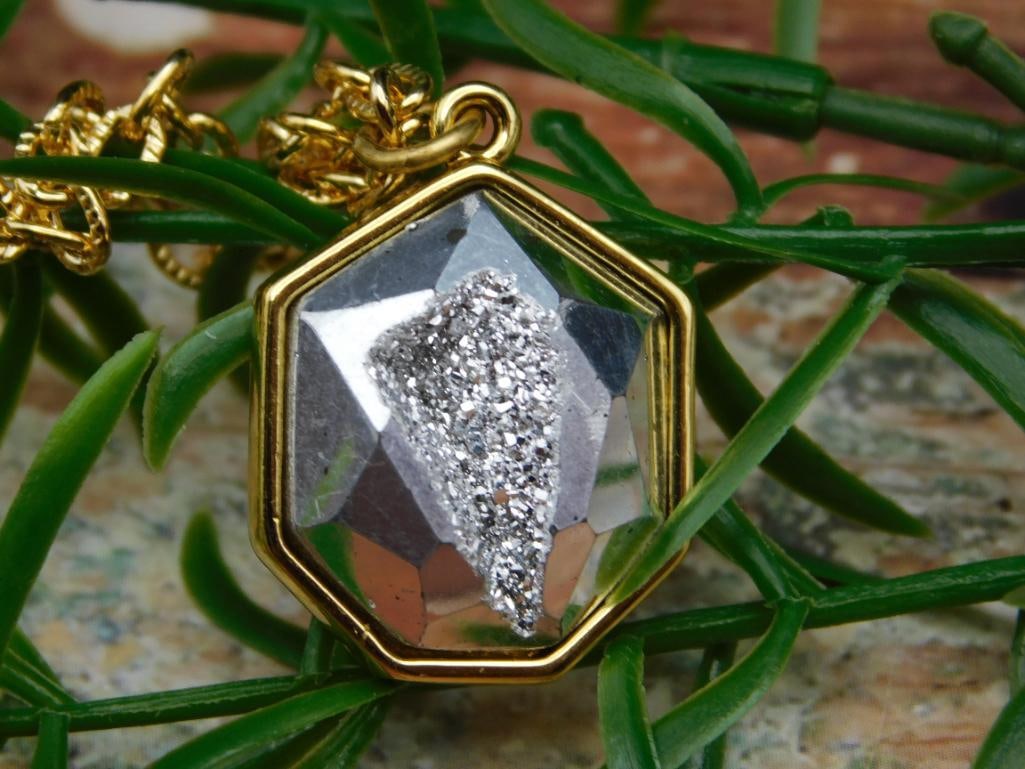 DRUZY QUARTZ PENDANT NECKLACE ROCK STONE LAPIDARY SPECIMEN: DRUZY QUARTZ PENDANT NECKLACE ROCK STONE LAPIDARY SPECIMEN