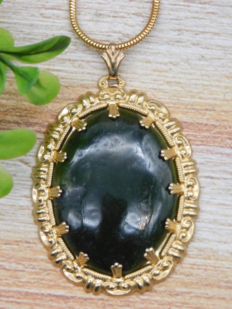 JADE PENDANT ON CHAIN NECKLACE ROCK STONE LAPIDARY SPECIMEN: JADE PENDANT ON CHAIN NECKLACE ROCK STONE LAPIDARY SPECIMEN