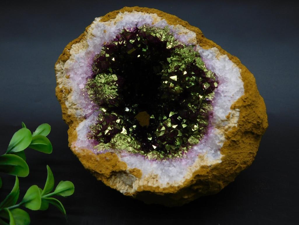1 POUND 8 OUNCE PURPLE AND GOLD GEODE ROCK STONE LAPIDARY SPECIMEN: 1 POUND 8 OUNCE PURPLE AND GOLD GEODE ROCK STONE LAPIDARY SPECIMEN