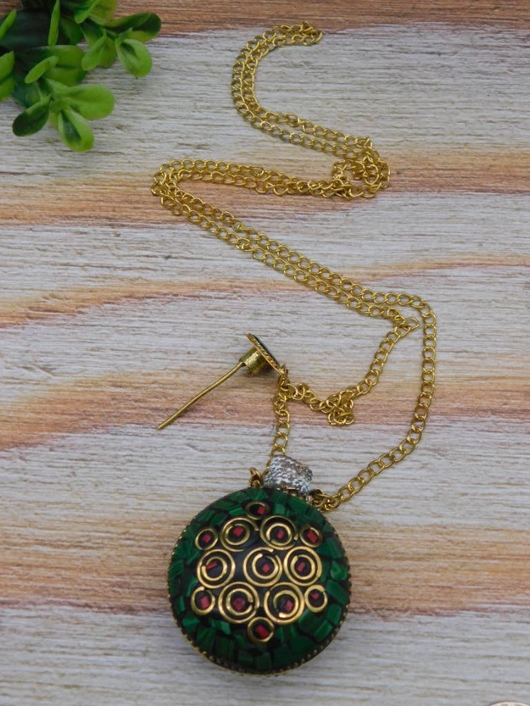 MIXED STONE SNUFF BOTTLE ON CHAIN: MIXED STONE SNUFF BOTTLE ON CHAIN