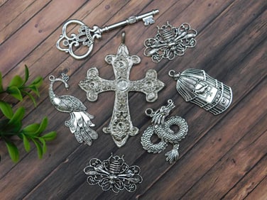 MIXED PENDANT LOT