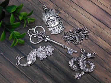 MIXED PENDANT LOT