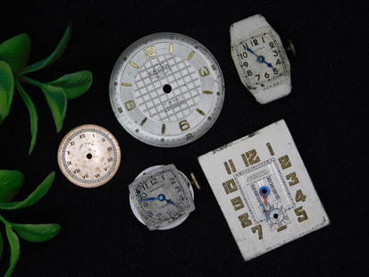 Vintage Watch Faces and Movements Lot WATCHMAKER WATCHMAKING TOOLS: - Includes a mixed lot of vintage watch faces and movements. | - Features various sizes and designs, including round and rectangular shapes. | - Dial colors include off-white, gold tone, and white