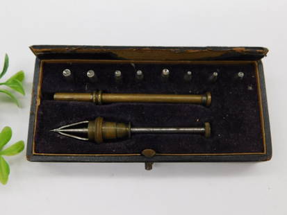 Vintage Brass Compass and Drawing Tool Set in Original Case WATCHMAKER WATCHMAKING TOOL: - Vintage brass drafting tool set in an original hinged case. | - Includes compass and drawing tool with multiple interchangeable tips. | - Removable tips for versatile use, securely stored in the