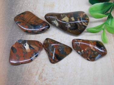 MUGGLE STONE ROCK STONE LAPIDARY SPECIMEN