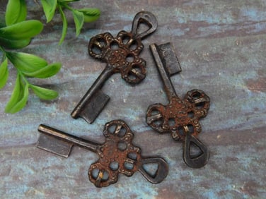 VINTAGE KEY PENDANTS