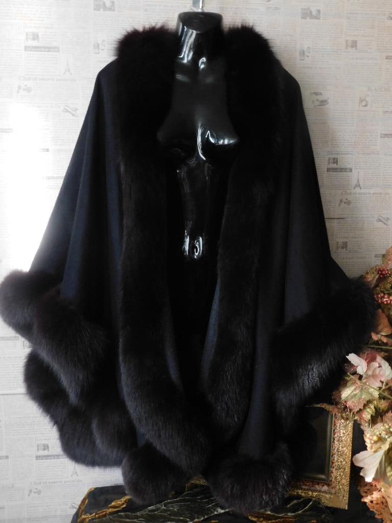 Luxurious Black Fur-Trimmed Cape with Elegant Design: This luxurious black cape features a plush fur trim along the collar and edges, creating an elegant and timeless look. Designed for versatility, the cape showcases a flowing silhouette and a rich tone