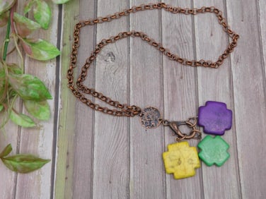 Chain necklace with multicolor cross-shaped stones