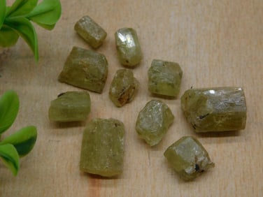 GREEN APATITE ROCK STONE LAPIDARY SPECIMEN