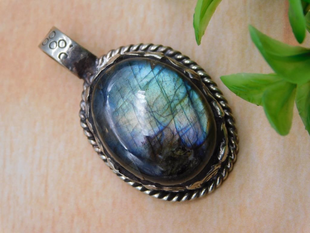 LABRADORITE PENDANT ROCK STONE LAPIDARY SPECIMEN: LABRADORITE PENDANT ROCK STONE LAPIDARY SPECIMEN