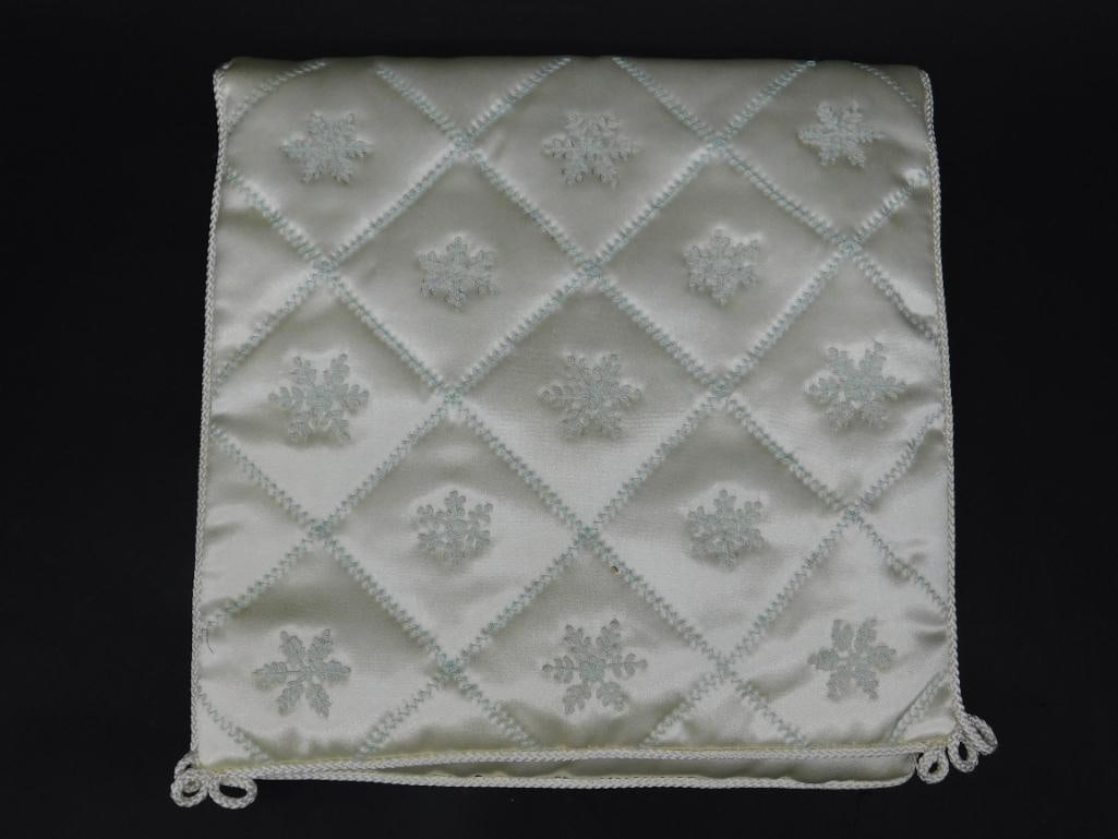 SILVER QUILTED CLUTCH VINTAGE ACCESSORY: FROM THE ESTATE OF RISPAH GAMBLE. MOST CLOTHING MEASURES BETWEEN SIZE 2 AND SIZE 6, OR WERE CUSTOM MADE. WELCOME TO HATMAN AUCTIONS! SPECIAL NOTICE: Please see photos for measurements and descriptions