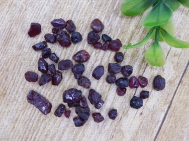 GARNET ROCK STONE LAPIDARY SPECIMEN