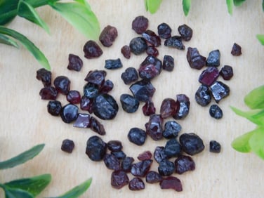 GARNET ROCK STONE LAPIDARY SPECIMEN
