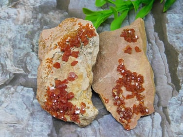 VANADINITE ROCK STONE LAPIDARY SPECIMEN