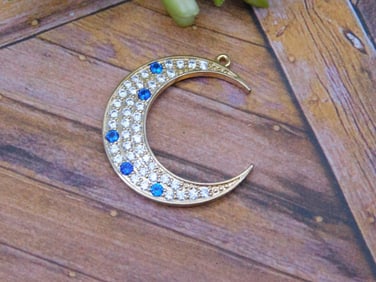 GOLD TONE CRESCENT MOON PENDANT VINTAGE ANTIQUE