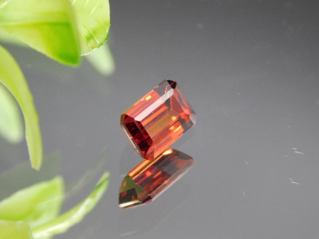 GARNET GEMSTONE ROCK STONE LAPIDARY SPECIMEN: GARNET GEMSTONE ROCK STONE LAPIDARY SPECIMEN