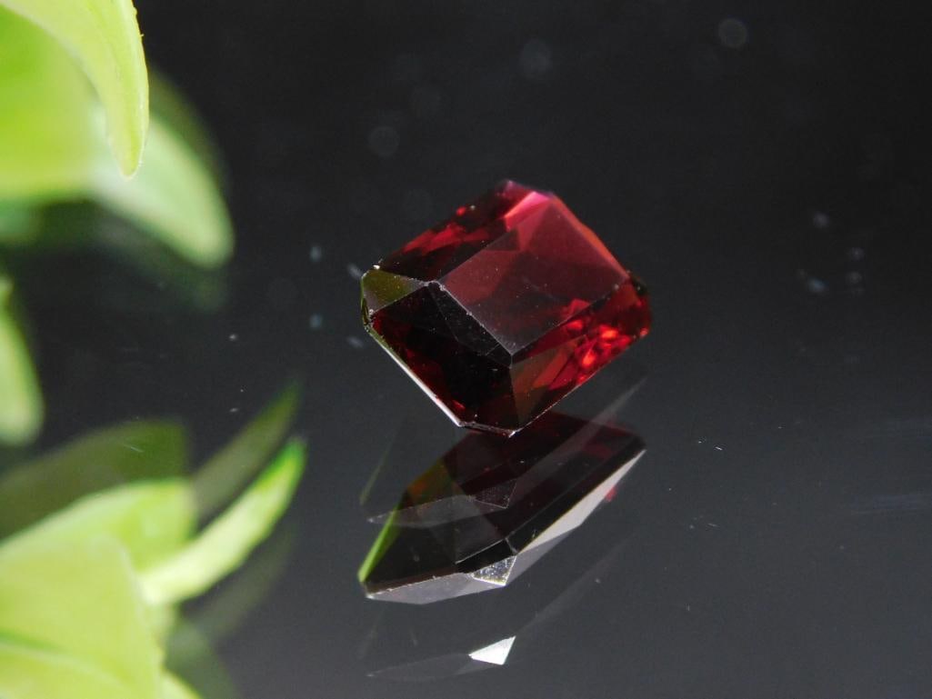 GARNET GEMSTONE ROCK STONE LAPIDARY SPECIMEN: GARNET GEMSTONE ROCK STONE LAPIDARY SPECIMEN