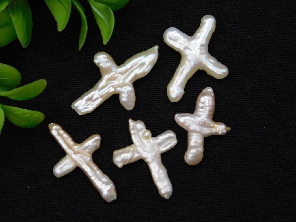 BAROQUE PEARL CROSSES ROCK STONE LAPIDARY SPECIMEN: BAROQUE PEARL CROSSES ROCK STONE LAPIDARY SPECIMEN